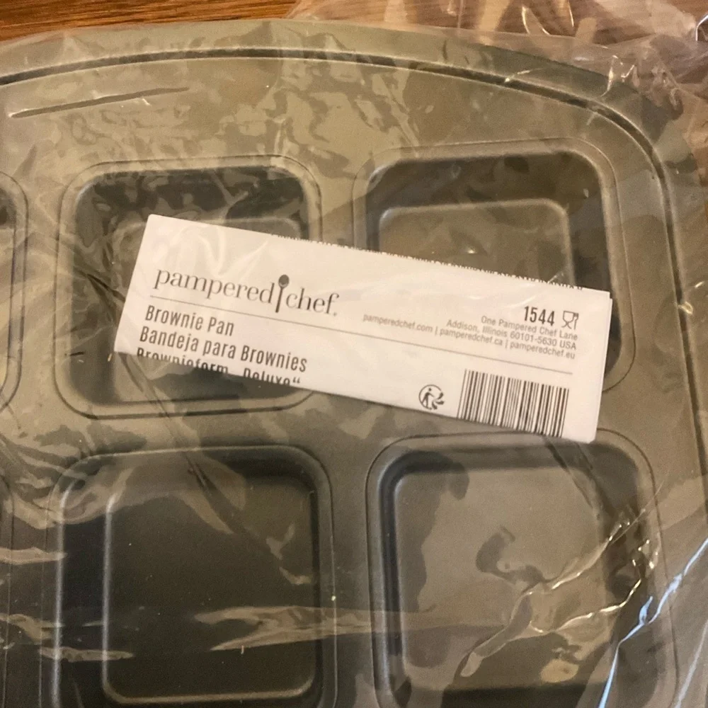 Pampered Chef Metallic Brownie Pan - Picture 2 of 3